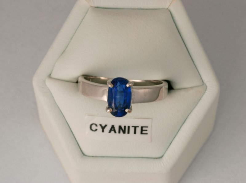 Bague avec cyanite de l'Himalaya