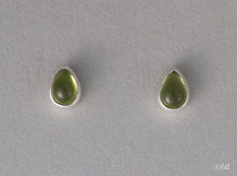 Clous d'oreilles avec peridot