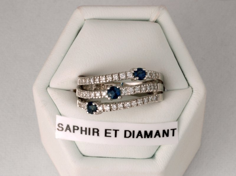 Bague en or blanc 18 ct avec saphirs et diamants