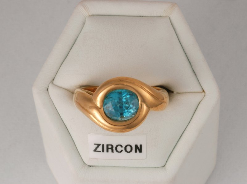 Bague en or 18 ct avec zircon naturel