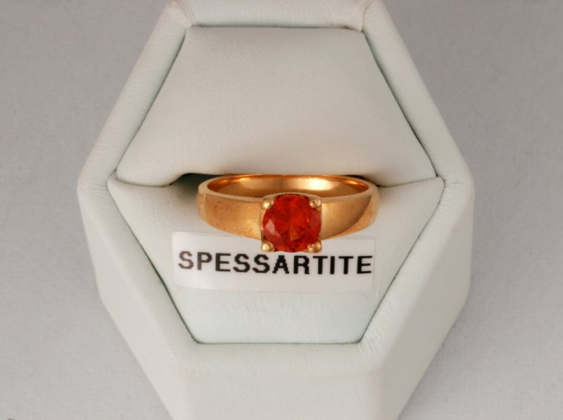 Bague en or 18 ct avec spessartite