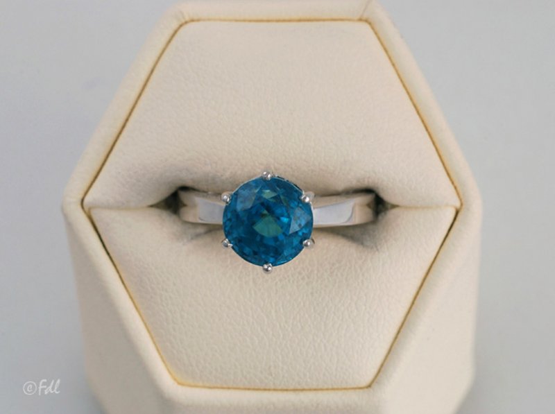 Zircon bleu naturel sur or blanc 18 ct