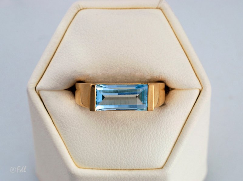 Bague en or 18 ct avec topaze bleu