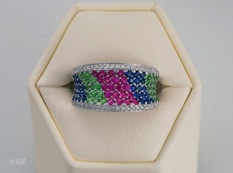 BAgue en or blanc avec rubis, saphirs, tsavorites et diamants