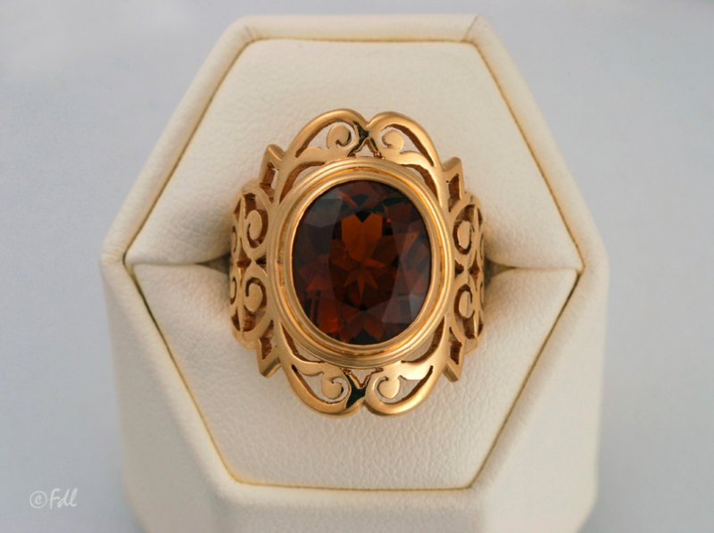 Bague en or 18 ct avec tourmaline brune