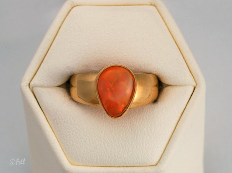 Bague en or 18 ct avec opale de feu