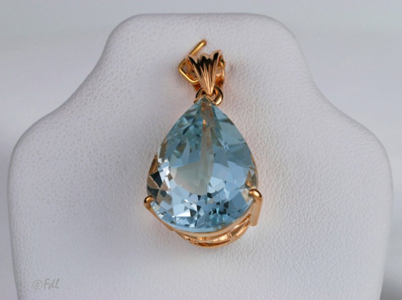 Pendentif en or 18 ct avec aigue marine