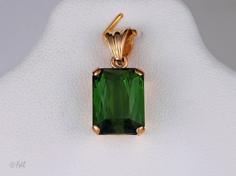 Pendentif en or 18 ct avec tourmaline verte