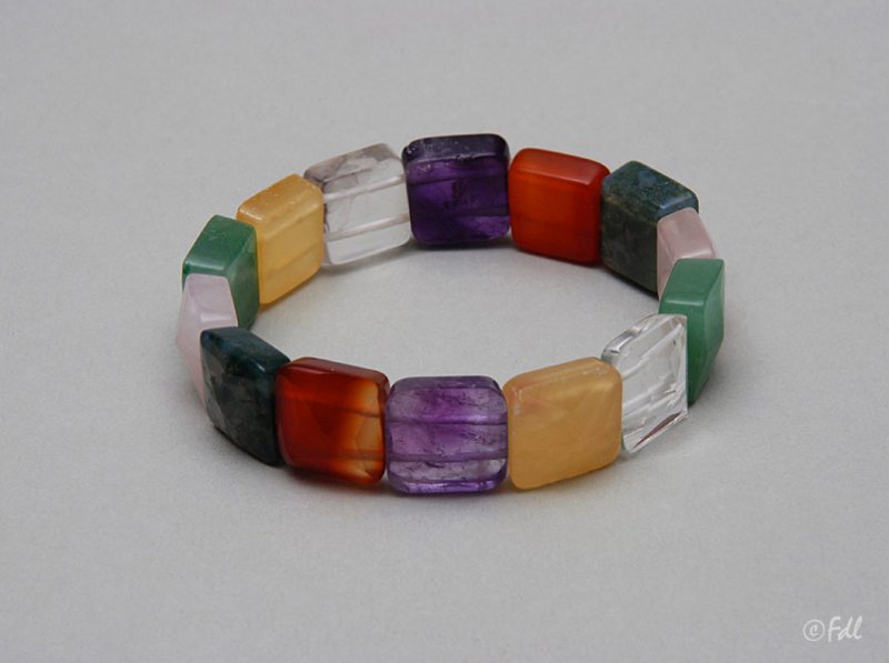 Bracelet avec diverses pierres GM