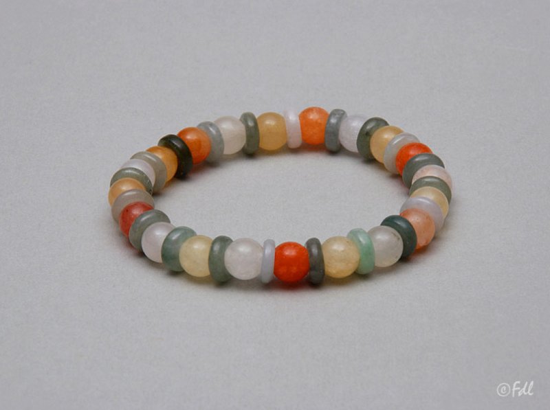 Bracelet avec jade de diverses couleurs et cornaline