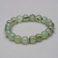 Bracelet en prehnite avec inclusions de tourmaline noire