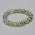 Bracelet en prehnite avec inclusions de tourmaline noire