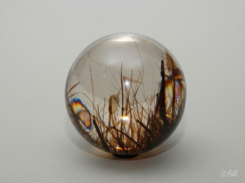 Boule en cristal de roche du Mont Ganesh avec diverses inclusions